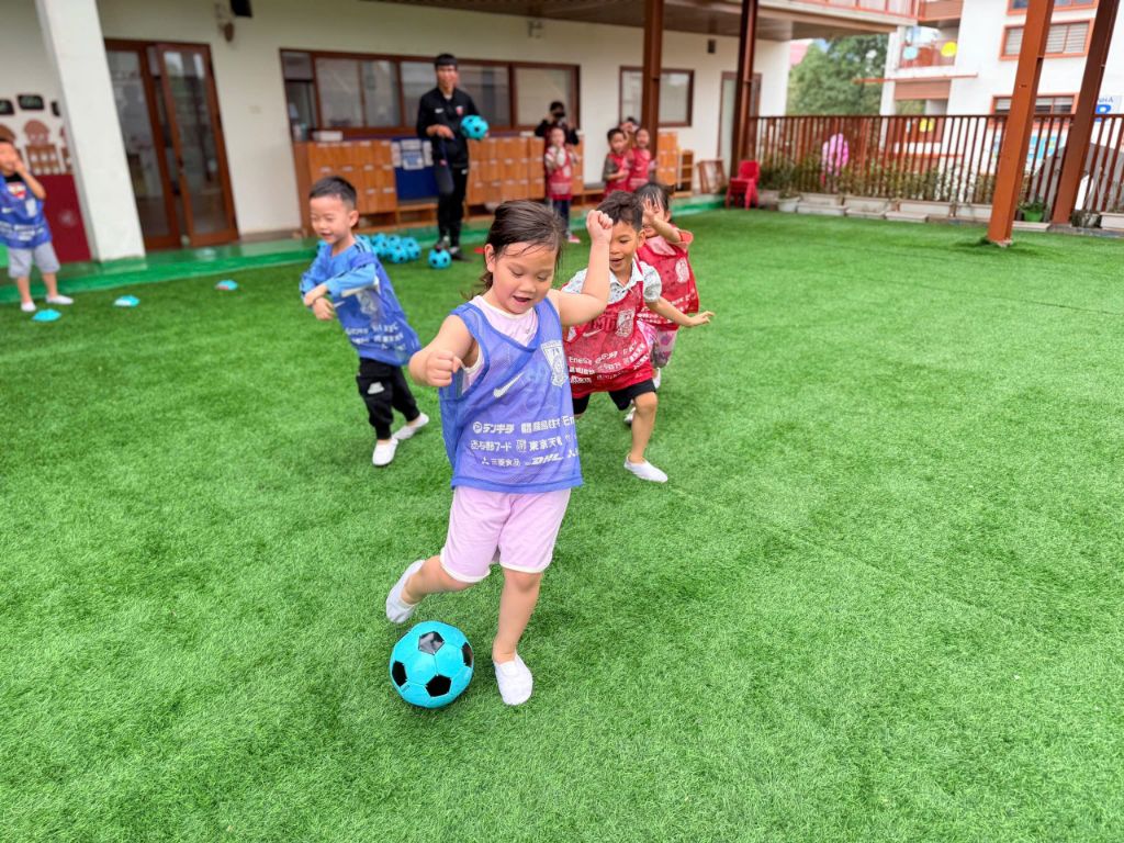 楽しくドリブル – DVH幼稚園