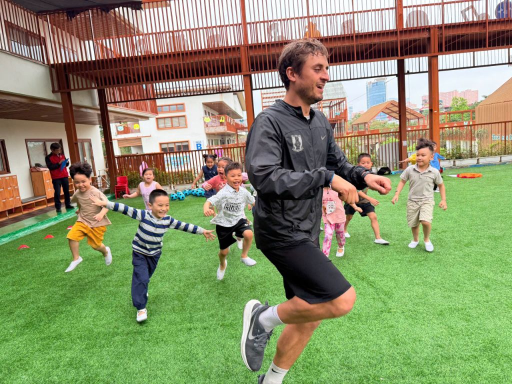 コーチを追いかける子どもたち