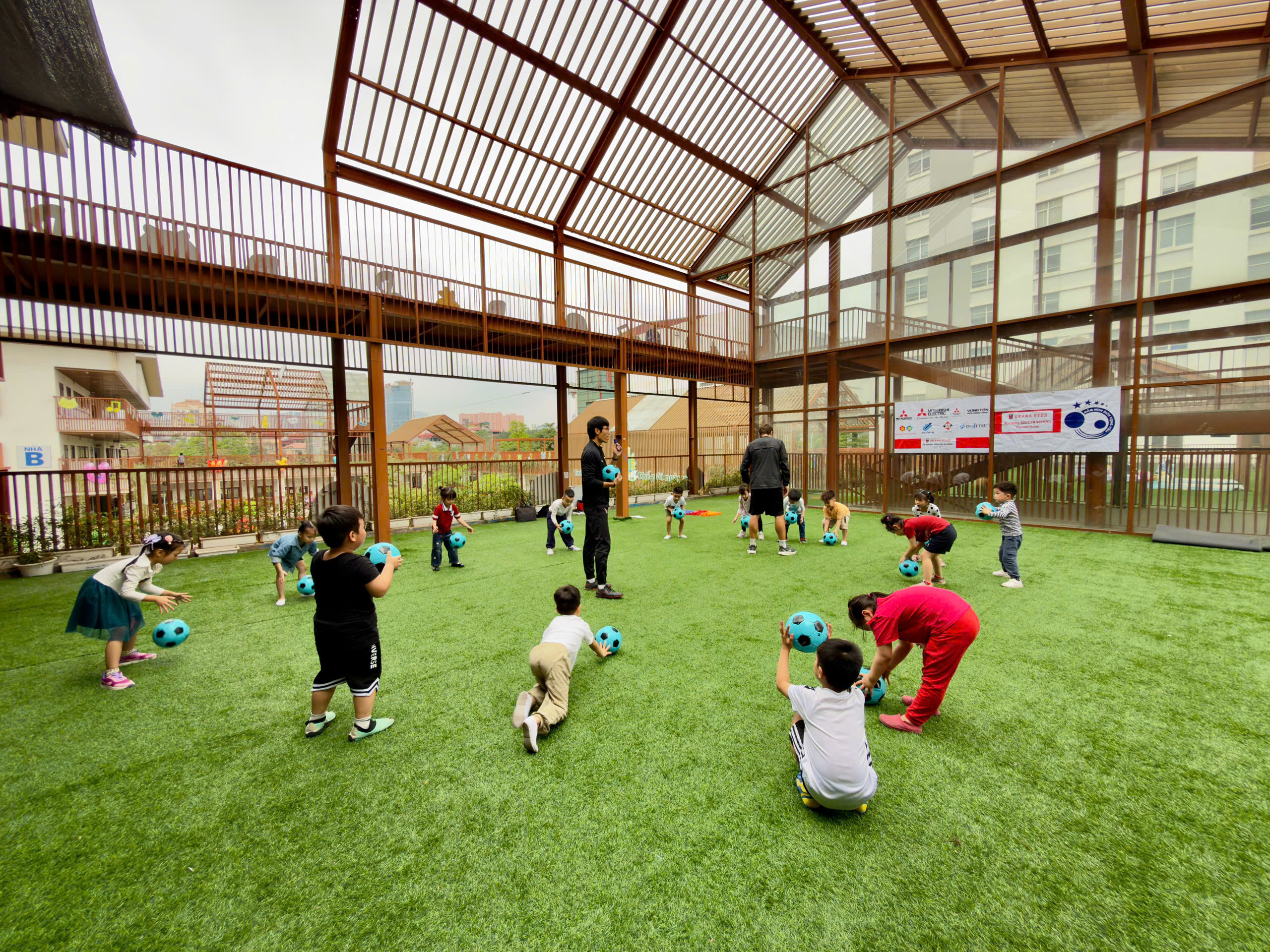 室内練習場 – 子どもたちの練習