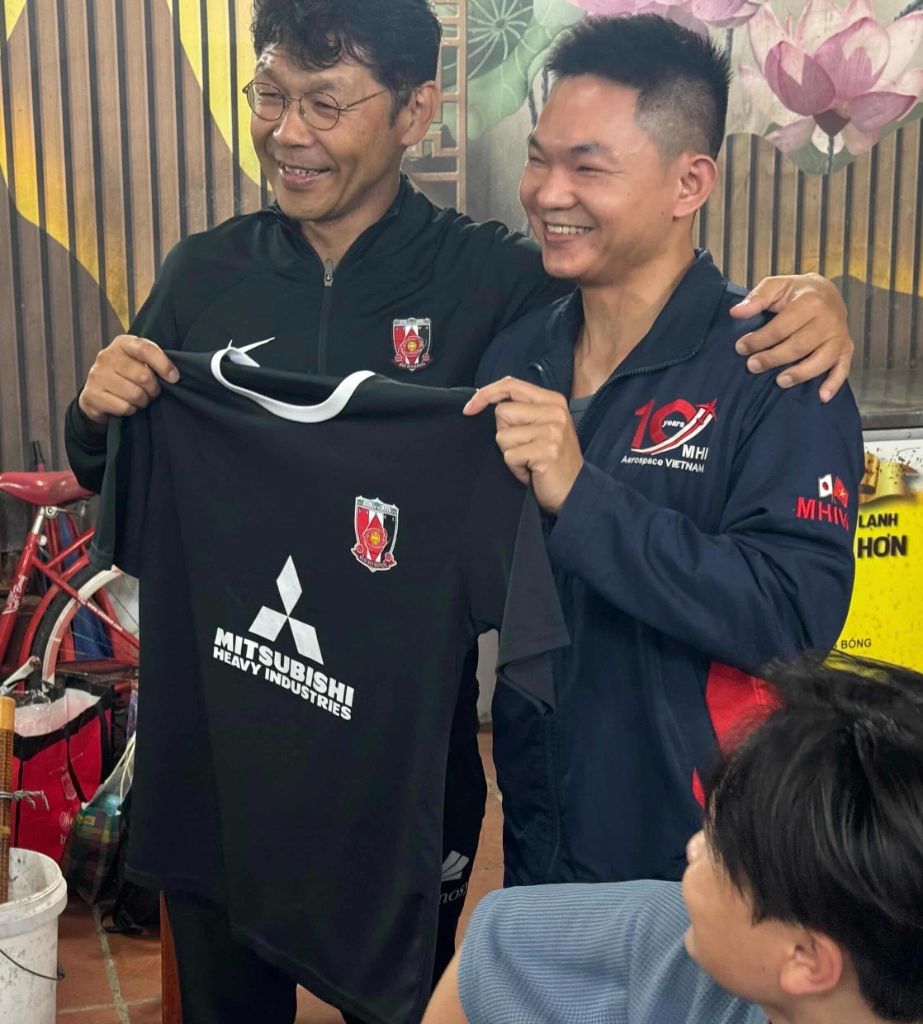 浦和レッズユニフォーム贈呈の様子