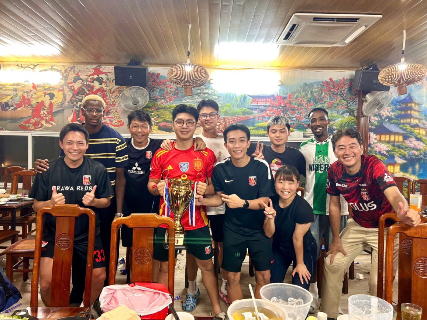 親善試合後の懇親会・トロフィーを手にして