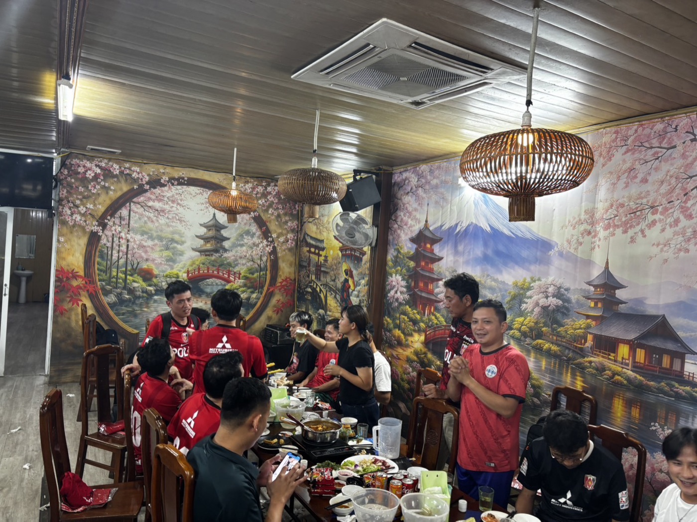 親善試合後の懇親会の様子